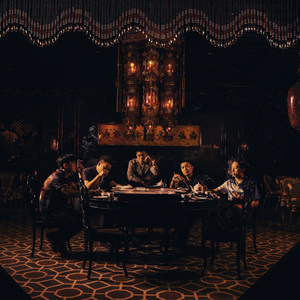 奥特之母坐钢筋
